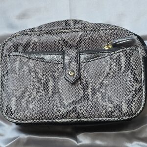 NWOT G.I.L.I. Gray Snake-Print Crossbody Bag